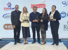 Almir e Elke Zuchi (Grupo DL Cor), Carlos Rog&eacute;rio Schmitt e C&iacute;ntia Schmitt (Moend&atilde;o) e Carmem Regina (Sulvimes)
