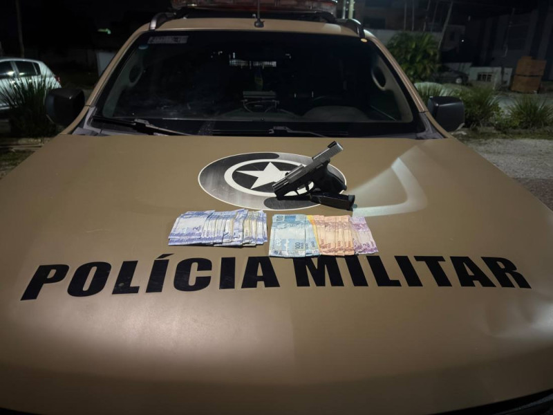 A PM recuperou o dinheiro roubado dos estabelecimentos comerciais