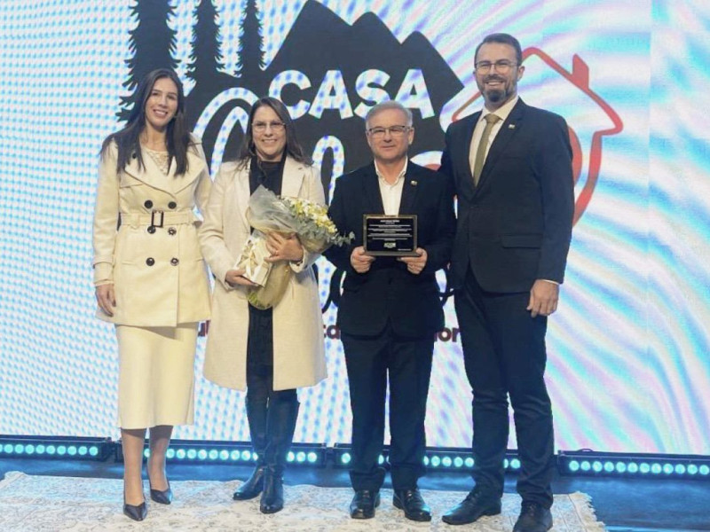 Homenage a J&uacute;lio e Ana L&uacute;cia (ao centro), com Eduardo Deschamps (presidente da ACIG) e esposa Iomara dos Santos