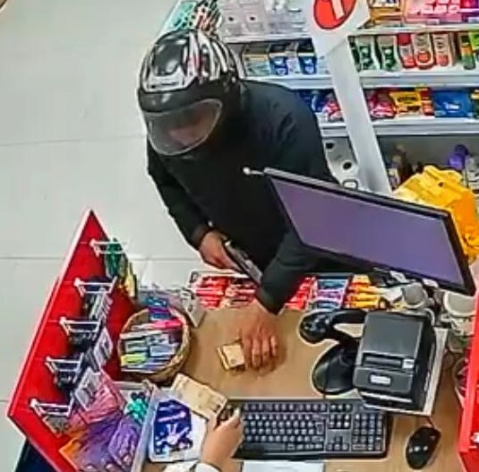 Armado, ele exigiu dinheiro do caixa do estabelecimento