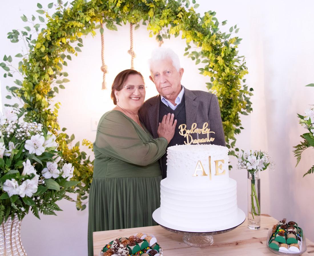 Anelore e Elp&iacute;dio Linhares celebraram, no dia 6, suas Bodas de Diamante, marcando 60 anos de uni&atilde;o.