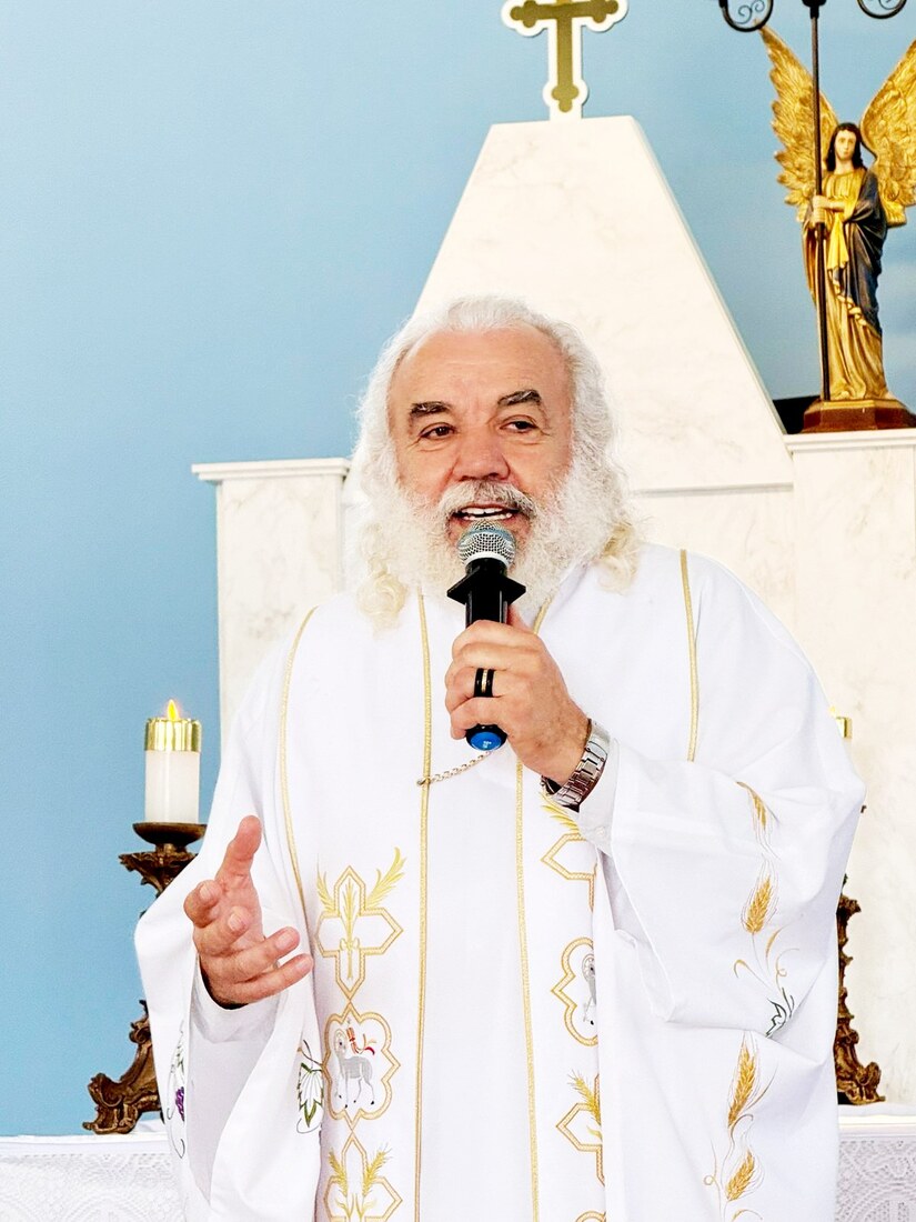 arab&eacute;ns ao Padre Idonizete Kr&uuml;ger, que no domingo (14), completou 70 anos. 