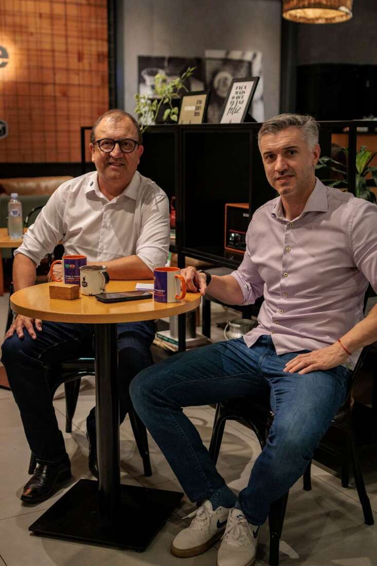 Felipe Penter, candidato &agrave; presid&ecirc;ncia do CREA-SC, ao lado do candidato &agrave; reelei&ccedil;&atilde;o do Confea, Vin&iacute;cius Marchese, durante encontro com lideran&ccedil;as do Sistema Confea/Crea e M&uacute;tua, em Santa Catarina.