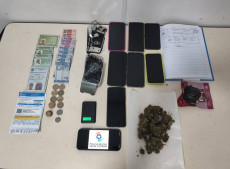 Com o investigado, a pol&iacute;cia apreendeu drogas, dinheiro e celulares