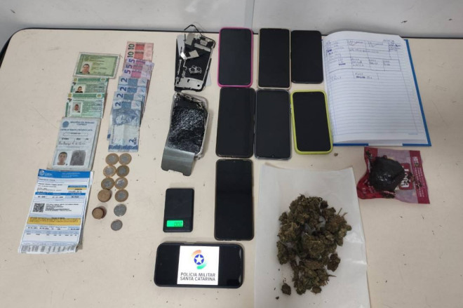 Com o investigado, a pol&iacute;cia apreendeu drogas, dinheiro e celulares