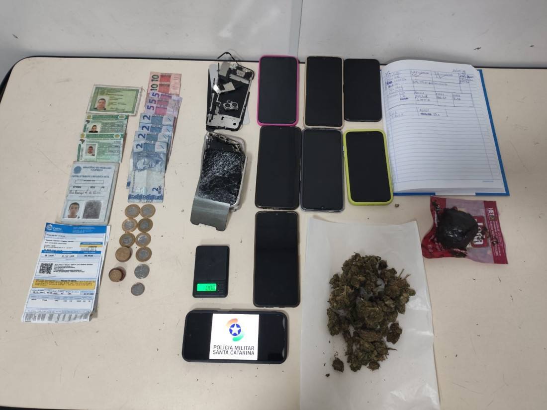 Com o investigado, a polícia apreendeu drogas, dinheiro e celulares