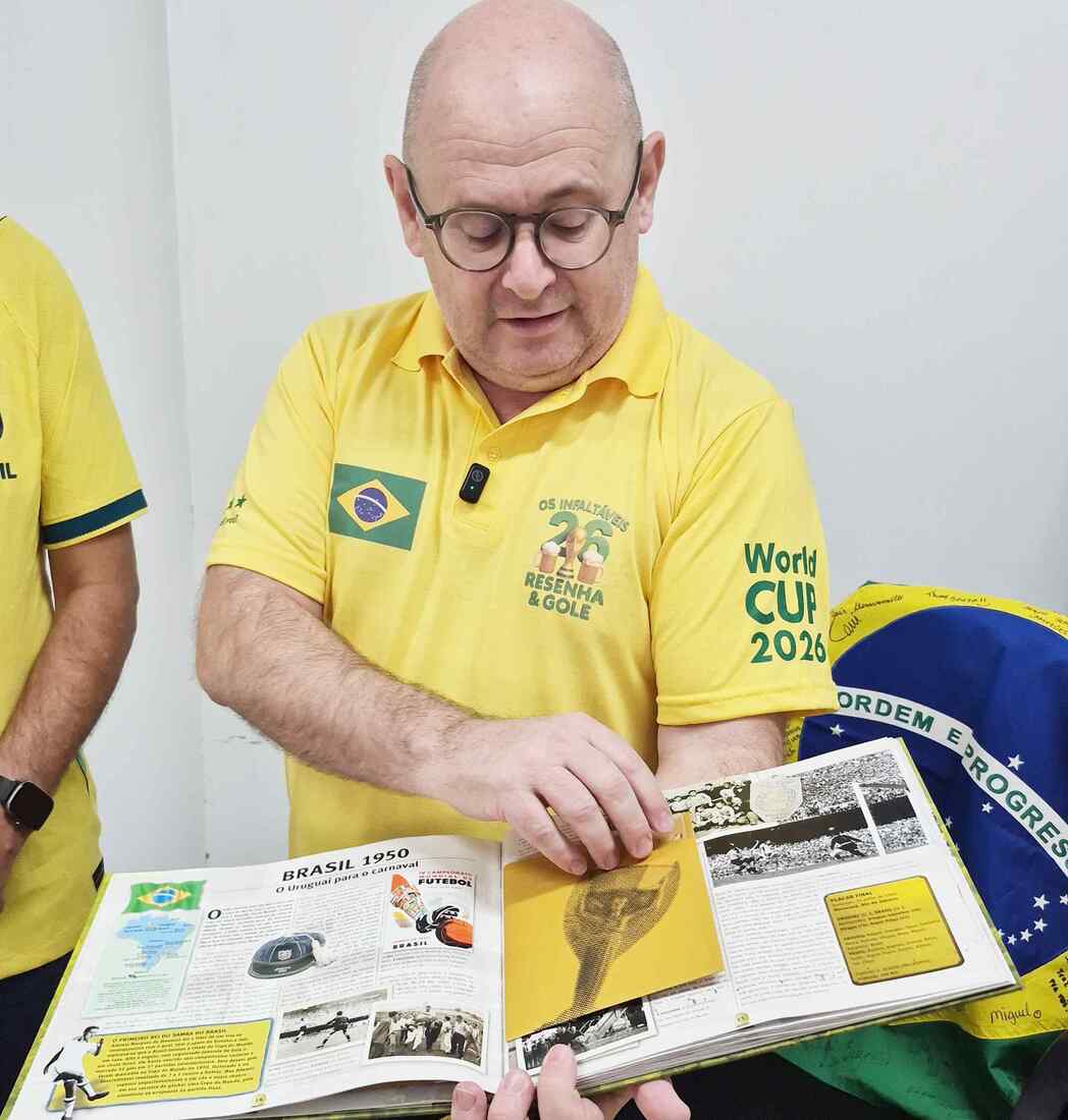 Acervo valioso de livros, revistas, camisas, &aacute;lbuns de figurinhas e souvenirs trazidos de outras Copas
