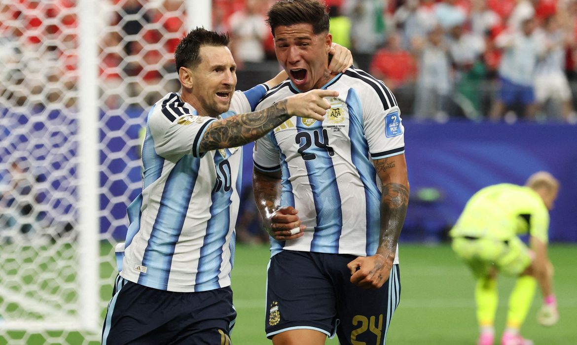 Messi se isola na artilharia das Copas e Argentina vai ao mata-mata