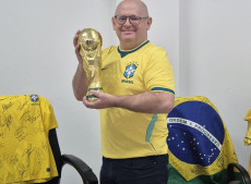 A r&eacute;plica da ta&ccedil;a, que Binho promete desfilar em Gaspar caso o Brasil ven&ccedil;a a Copa de 2026