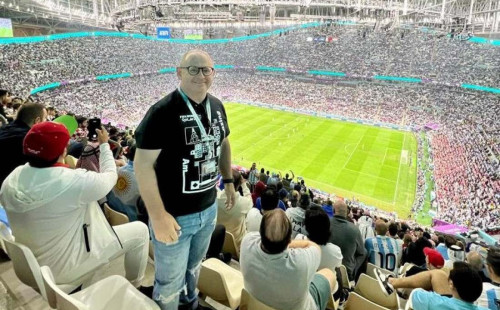 Binho num dos lugares onde mais se sente realizado: a arquibancada de um est&aacute;dio de futebol "pintado" de verde e amarelo