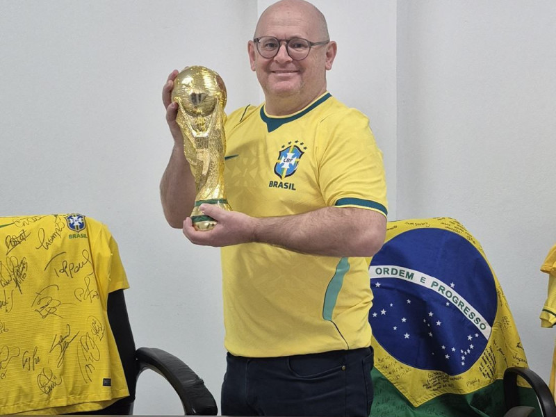 A réplica da taça, que Binho promete desfilar em Gaspar caso o Brasil vença a Copa de 2026