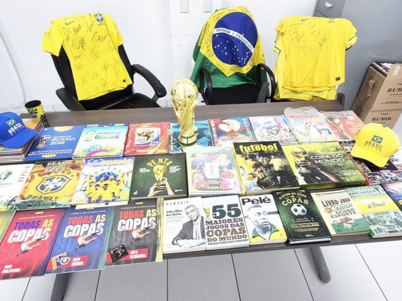 Acervo de livros, revistas, &aacute;lbuns de figurinhas e souvenirs reunidos ao longo de mais de 30 anos de paix&atilde;o pela Sele&ccedil;&atilde;o Brasileira
