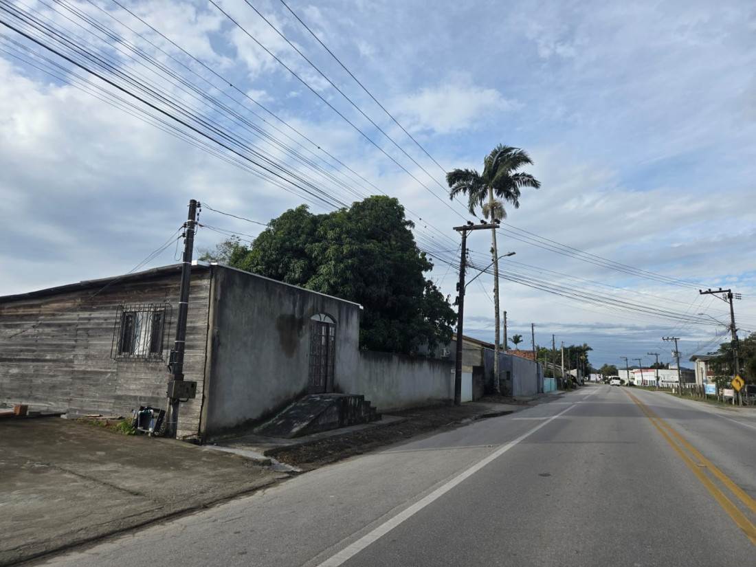 Casas ficam localizadas próximas à margem do Itajaí-Açu
