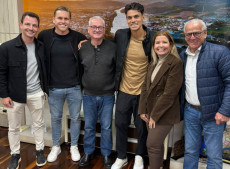 Os jogadores Dudu Bendini, que defende o V-Varen Nagasaki, do Jap&atilde;o, e Alexandre "Alem&atilde;o" Zurawski, jogador do Rayo Vallecano, da Espanha visitaram o Prefeito Paulo Koerich (PL).
