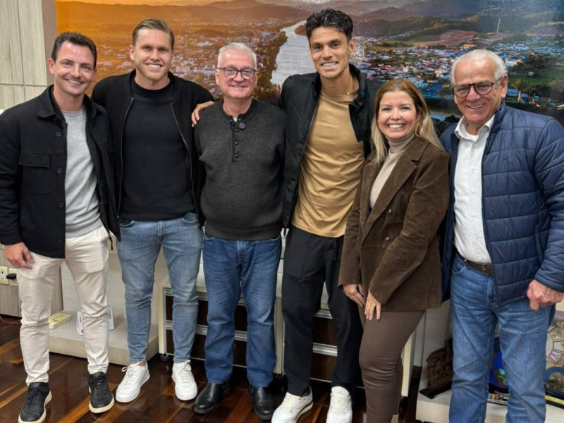 Os jogadores Dudu Bendini, que defende o V-Varen Nagasaki, do Jap&atilde;o, e Alexandre "Alem&atilde;o" Zurawski, jogador do Rayo Vallecano, da Espanha visitaram o Prefeito Paulo Koerich (PL).
