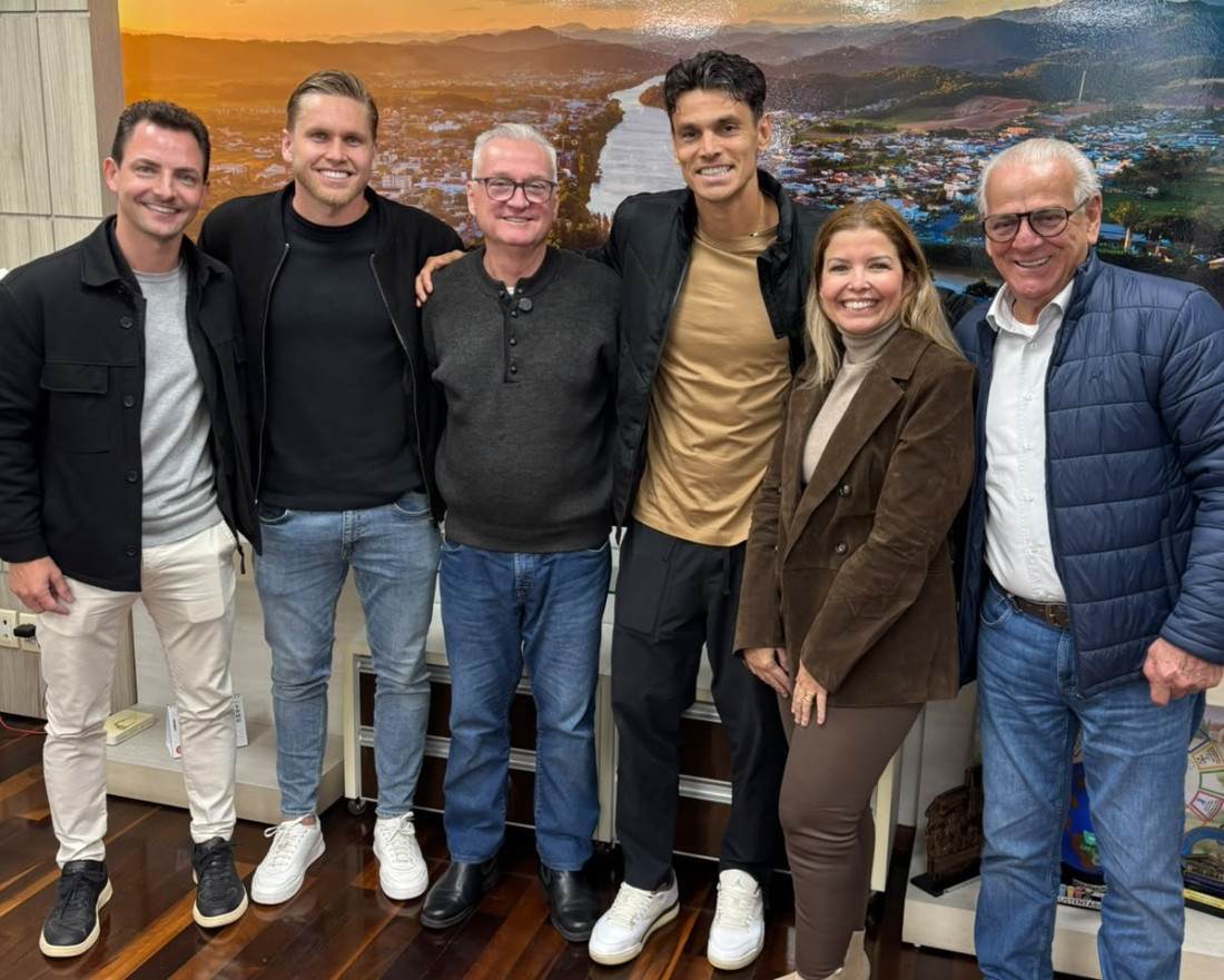 Os jogadores Dudu Bendini, que defende o V-Varen Nagasaki, do Japão, e Alexandre 