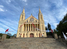 O templo est&aacute; decorado para receber as milhares de pessoas para as celebra&ccedil;&otilde;es religiosas