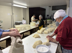 Desde o come&ccedil;o da semana, centenas de volunt&aacute;rios se revezam no preparo da culin&aacute;ria da festa