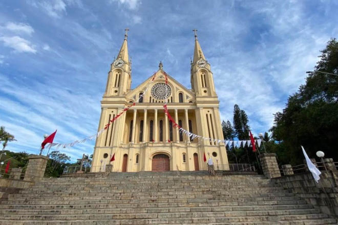 O templo est&aacute; decorado para receber as milhares de pessoas para as celebra&ccedil;&otilde;es religiosas