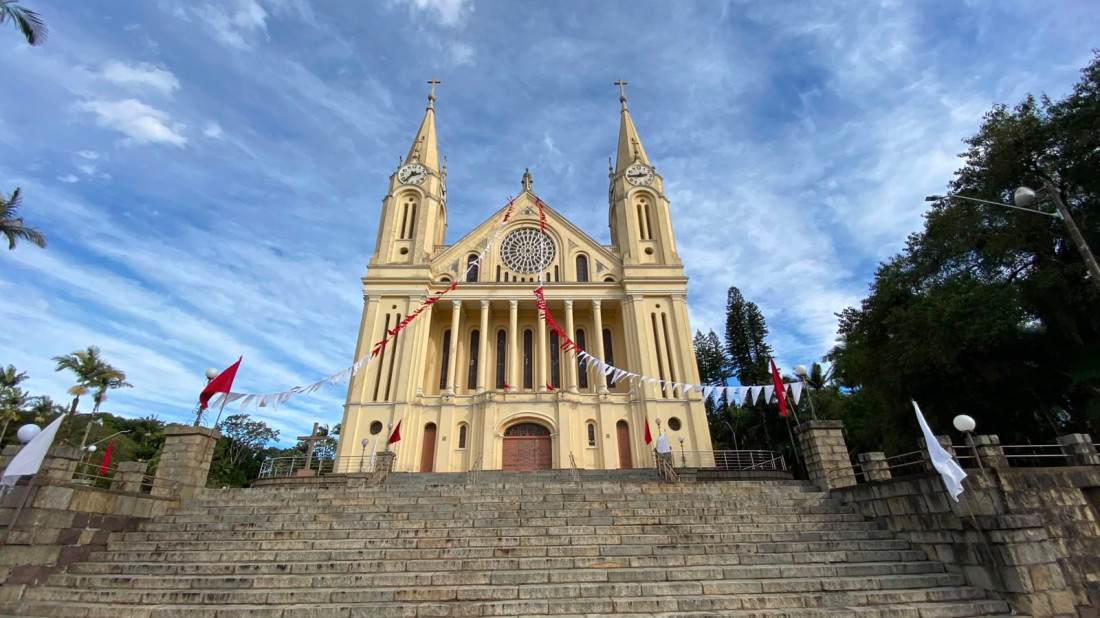 O templo está decorado para receber as milhares de pessoas para as celebrações religiosas