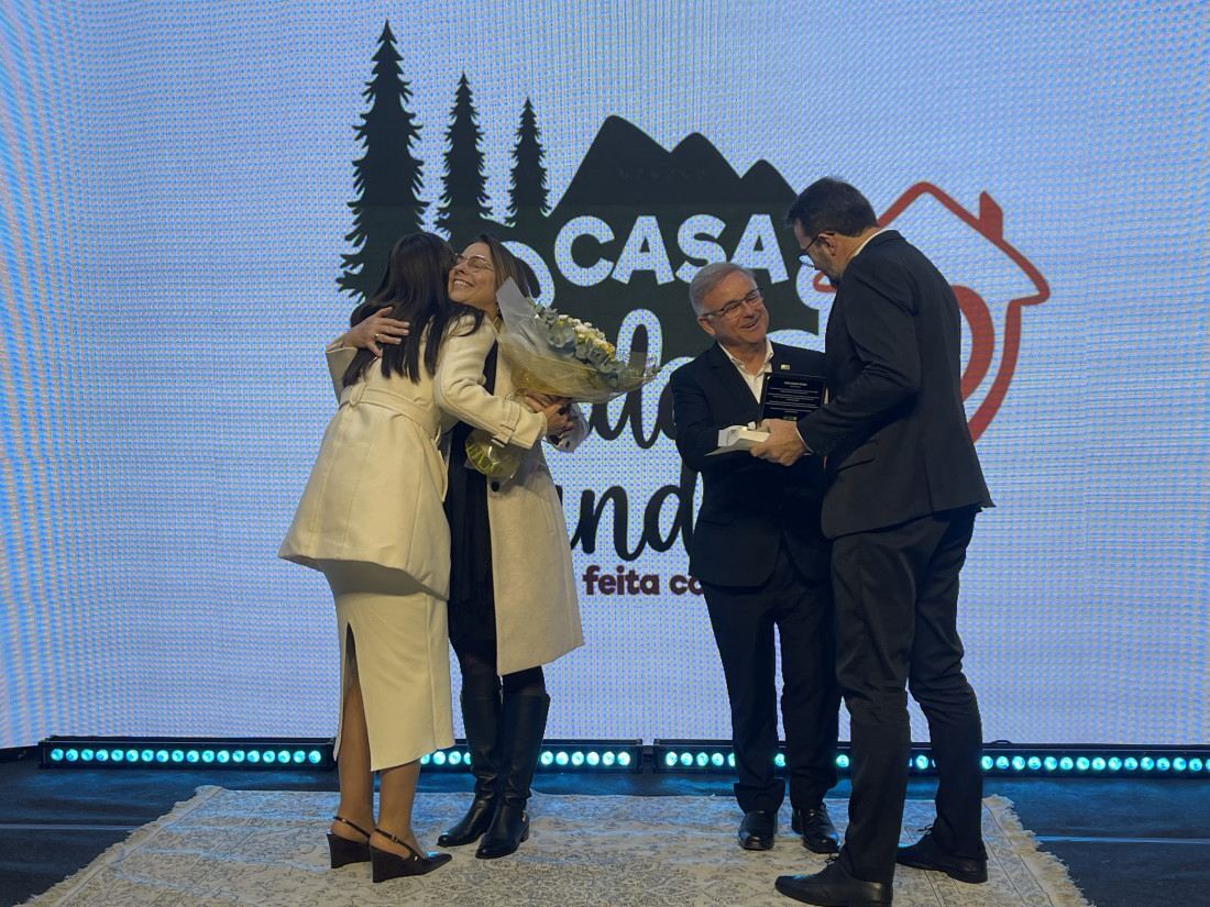 O empres&aacute;rio J&uacute;lio Carlos Testoni e a esposa Ana Lucia Testoni, receberam homenagem especial durante o 5&ordm; Pr&ecirc;mio Leopoldo Schmalz
