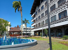 Prefeitura de Blumenau atender&aacute; somente at&eacute; 13h, nesta segunda-feira (29)
