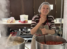 Dona Solange Casas, &eacute; volunt&aacute;ria h&aacute; mais de 20 anos. 