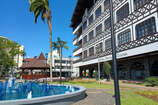 Prefeitura de Blumenau atender&aacute; somente at&eacute; 13h, nesta segunda-feira (29)