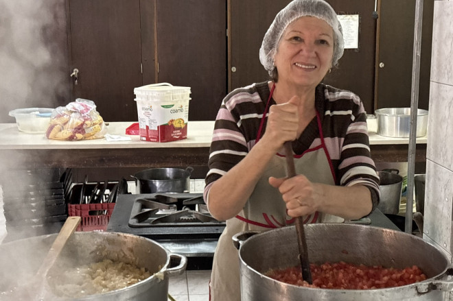 Dona Solange Casas, &eacute; volunt&aacute;ria h&aacute; mais de 20 anos. 