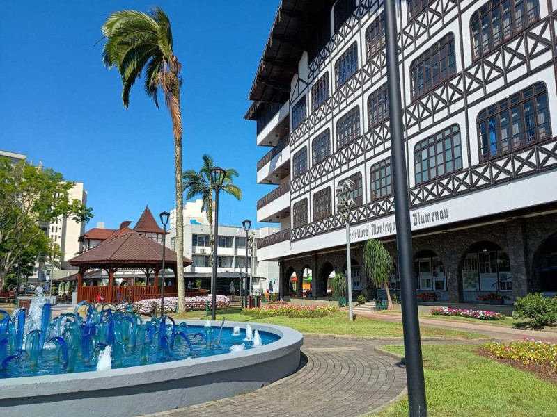 Prefeitura de Blumenau atender&aacute; somente at&eacute; 13h, nesta segunda-feira (29)