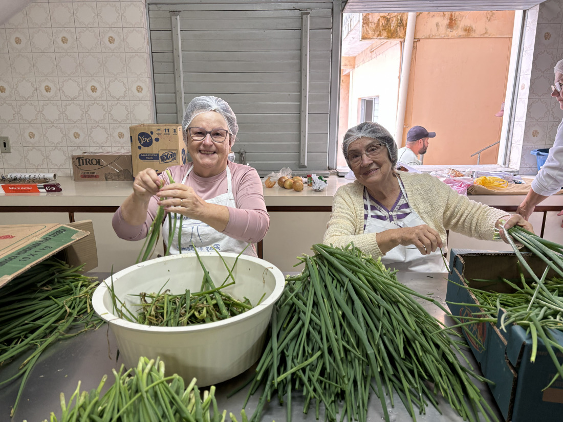 Há mais de 15 anos ela dedica seu tempo aos trabalhos na cozinha, ajudando especialmente no preparo dos tradicionais sonhos.