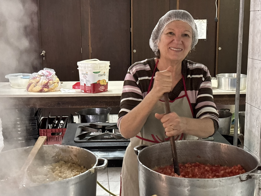Dona Solange Casas, é voluntária há mais de 20 anos. 