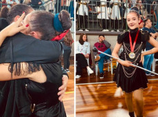 A jovem amanda recebe o carinho da m&atilde;e Francieli ap&oacute;s a conquista do t&iacute;tulo de melhor Baliza durante concurso de fanfarras