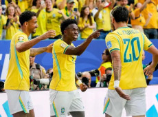 O jogo acontece a partir das 14h em Houston (EUA).