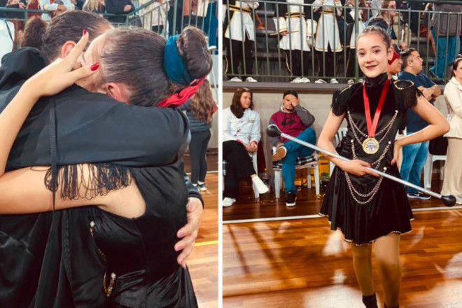 A jovem amanda recebe o carinho da m&atilde;e Francieli ap&oacute;s a conquista do t&iacute;tulo de melhor Baliza durante concurso de fanfarras