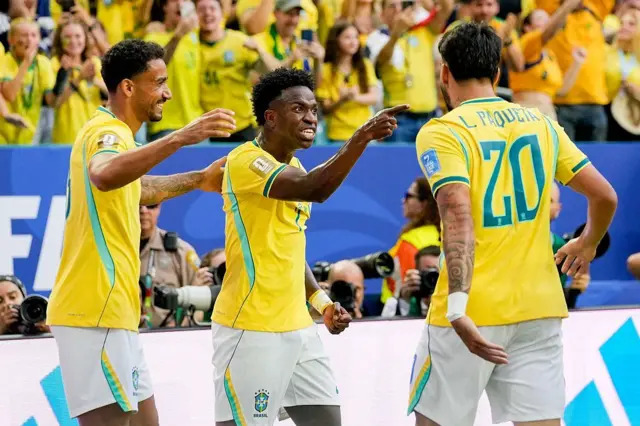 O jogo acontece a partir das 14h em Houston (EUA).