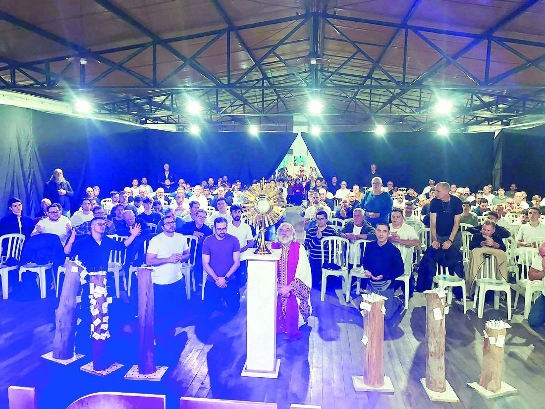 Padre Krüger (centro) comemorou o sucesso de mais um encontro com a comunidade