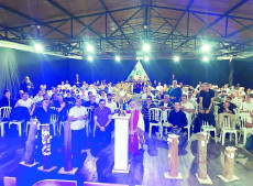 Padre Kr&uuml;ger (centro) comemorou o sucesso de mais um encontro com a comunidade