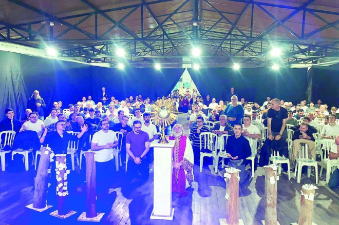 Padre Kr&uuml;ger (centro) comemorou o sucesso de mais um encontro com a comunidade