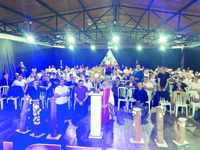 Padre Kr&uuml;ger (centro) comemorou o sucesso de mais um encontro com a comunidade