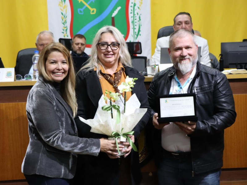 A vereadora Alyne Karla Serafim Nicoletti (PL) homenageouJerri Luiz Borchardt, propriet&aacute;rio da Certa Lavanderia. 