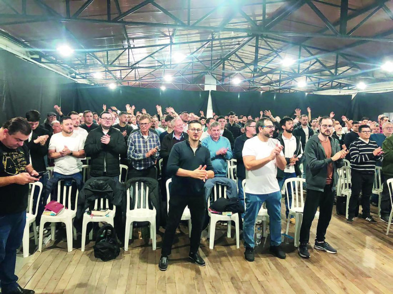 Evento reuniu cerca de 180 homens no sal&atilde;o paroquial da igreja no Bela Vista