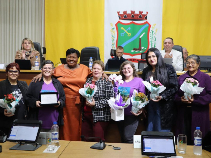 A vereadora Mara L&uacute;cia Xavier, a Mara da Sa&uacute;de, homenageou a Associa&ccedil;&atilde;o de Vizinhos Integrados em Vida e A&ccedil;&atilde;o (AVIVA), pelos relevantes servi&ccedil;os prestados &agrave; comunidade da Cohab, no bairro Gaspar Mirim,