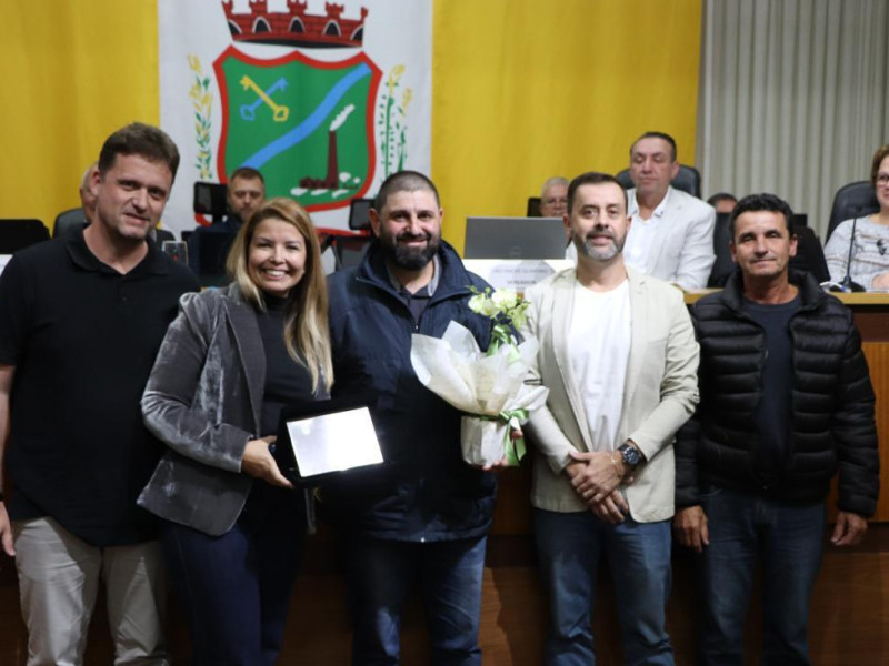Alyne Serafim tamb&eacute;m homenageou o Grupo Amigos do Papai Noel da Farropa. 