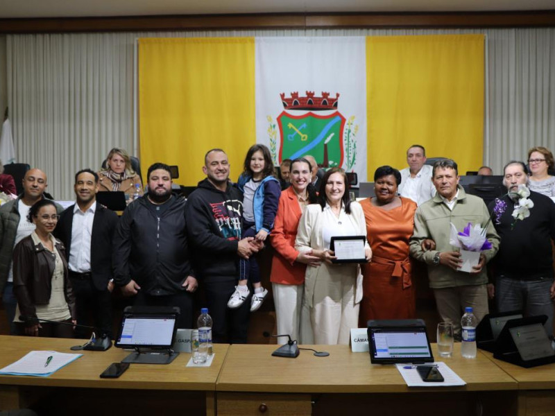 A vereadora Mara da Sa&uacute;de homenageou Nely Catarina Lucas, fundadora da Auto Escola Nely,