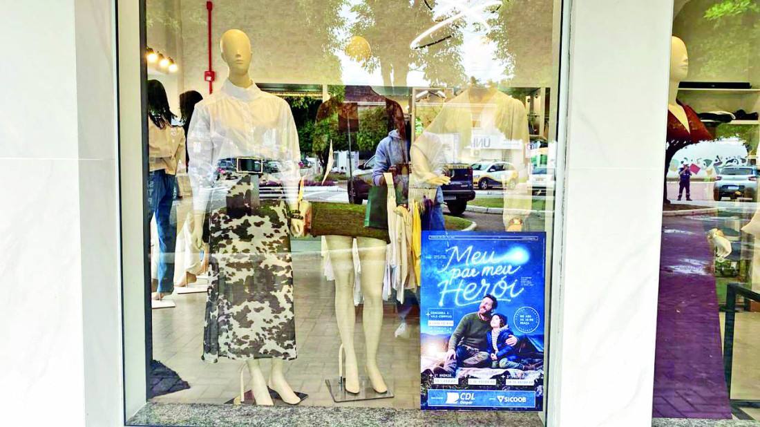 As lojas participantes exibem o cartaz da promoção na vitrine