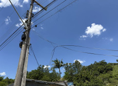 Cabos e fios pendurados em postes &eacute; rotina em Gaspar