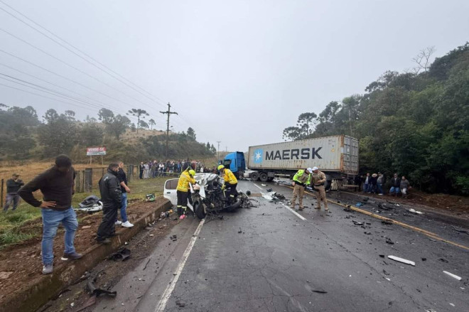 Ve&iacute;culo ficou completamente destru&iacute;do