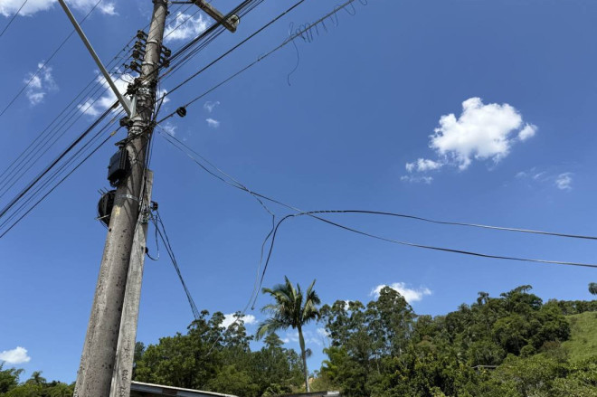 Cabos e fios pendurados em postes &eacute; rotina em Gaspar