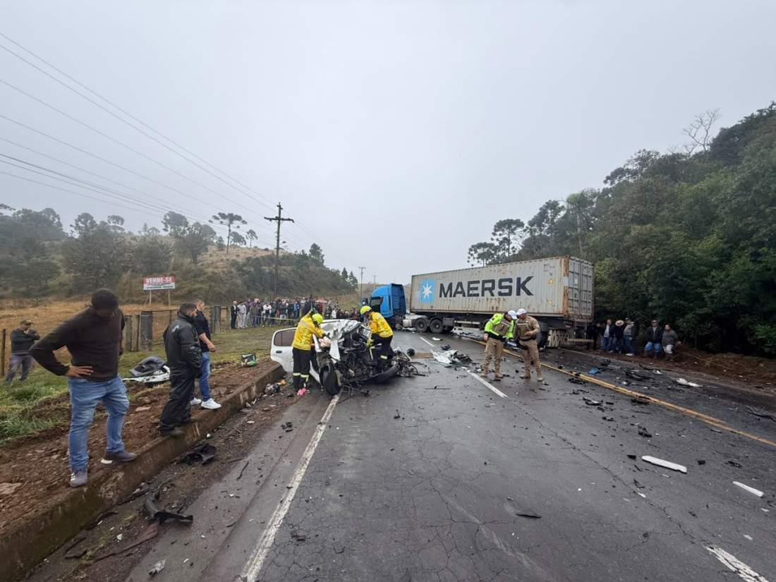 Veículo ficou completamente destruído